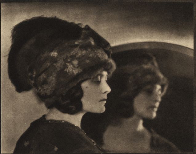Hoppé, Mika Mikum, 1916, @E.O Hoppé Collection/Curatorial Assistence Inc. Hoppé, Mika Mikum, 1916, @E.O Hoppé Collection/Curatorial Assistence Inc.