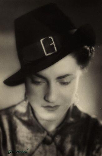 Hoppé, Kate Edwardes, 1935, @E.O Hoppé Collection/Curatorial Assistence Inc. Hoppé, Kate Edwardes, 1935, @E.O Hoppé Collection/Curatorial Assistence Inc.