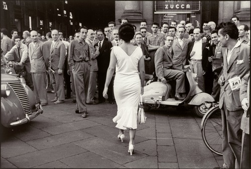 MARIO DE BIASI "Gli italiani si voltano", Milano, 1954, courtesy Admira, Milano MARIO DE BIASI "Gli italiani si voltano", Milano, 1954, courtesy Admira, Milano