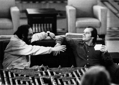Stanley Kubrick et Jack Nicholson sur le tournage de Shining (GB/USA 1980) © Warner Bros. Entertainment Inc. 35. Stanley Kubrick et Jack Nicholson sur le tournage de Shining (GB/USA 1980) © Warner Bros. Entertainment Inc. 36. Shining (GB/USA 1980) © Warner Bros. Entertainment Inc. 37. Shining Stanley Kubrick et Jack Nicholson sur le tournage de Shining (GB/USA 1980) © Warner Bros. Entertainment Inc. 35. Stanley Kubrick et Jack Nicholson sur le tournage de Shining (GB/USA 1980) © Warner Bros. Entertainment Inc. 36. Shining (GB/USA 1980) © Warner Bros. Entertainment Inc. 37. Shining