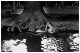 La delicatezza interiore nelle foto di Francesca Woodman in mostra a  Milano