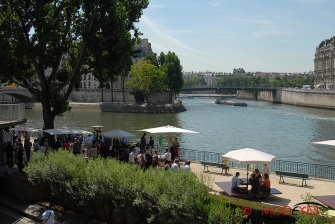 Parigi : L’estate in spiaggia tra giochi e ombrelloni