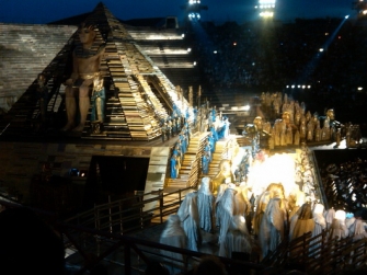 Ancora oggi, “viva Verdi”, e la notte di Zeffirelli è magica a Verona.