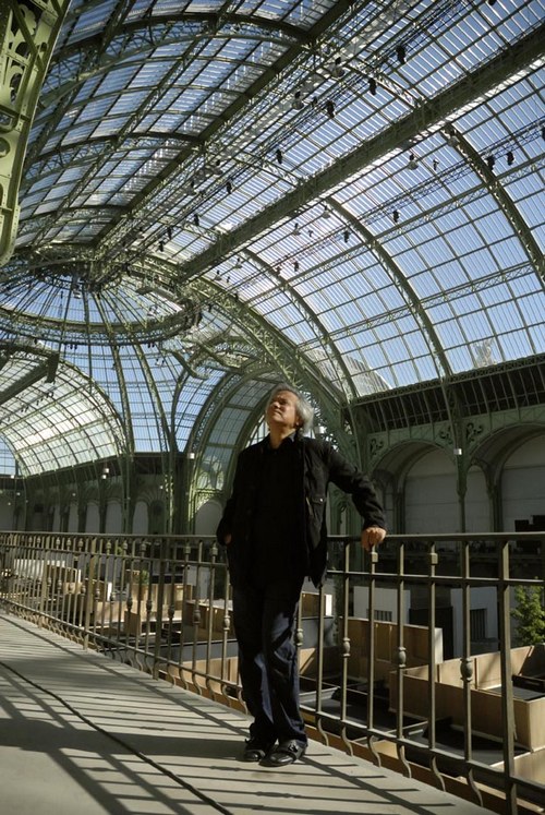 Anish Kapoor visita il Grand Palais nel 2008, avendo già ricevuto l'incarico per "Monumenta 2011"