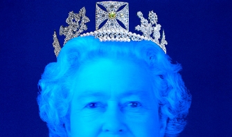 A Londra diamanti e ologrammi sono arte e fanno beneficenza con la Regina (VIDEO)