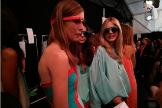 Nuovi trend sulle passerelle: alla Fashion Week di New York sono gli occhiali di Google la novità
