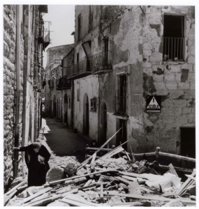 Donna tra le rovine di Agrigento, 17-18 luglio 1943 Ph.Robert Capa © International Center of Photography/Magnum  – Collezione del Museo Nazionale Ungherese