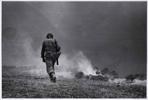 Soldato americano in perlustrazione nei dintorni di Troina, 4-5 agosto 1943 Ph.Robert Capa © International Center of Photography/Magnum  – Collezione del Museo Nazionale Ungherese