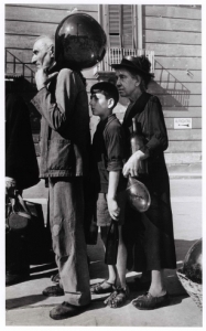 In coda per l’acqua in una via di Napoli, ottobre 1943 Ph.Robert Capa © International Center of Photography/Magnum – Collezione del Museo Nazionale Ungherese