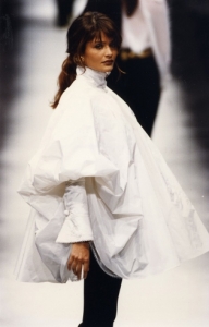 Collezione donna A/I 1993 (Camicia da pittore - Foto sfilata © Fondazione Gianfranco Ferré)