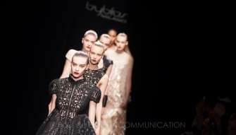 Una regina futurista, la donna Byblos per l’inverno 2015