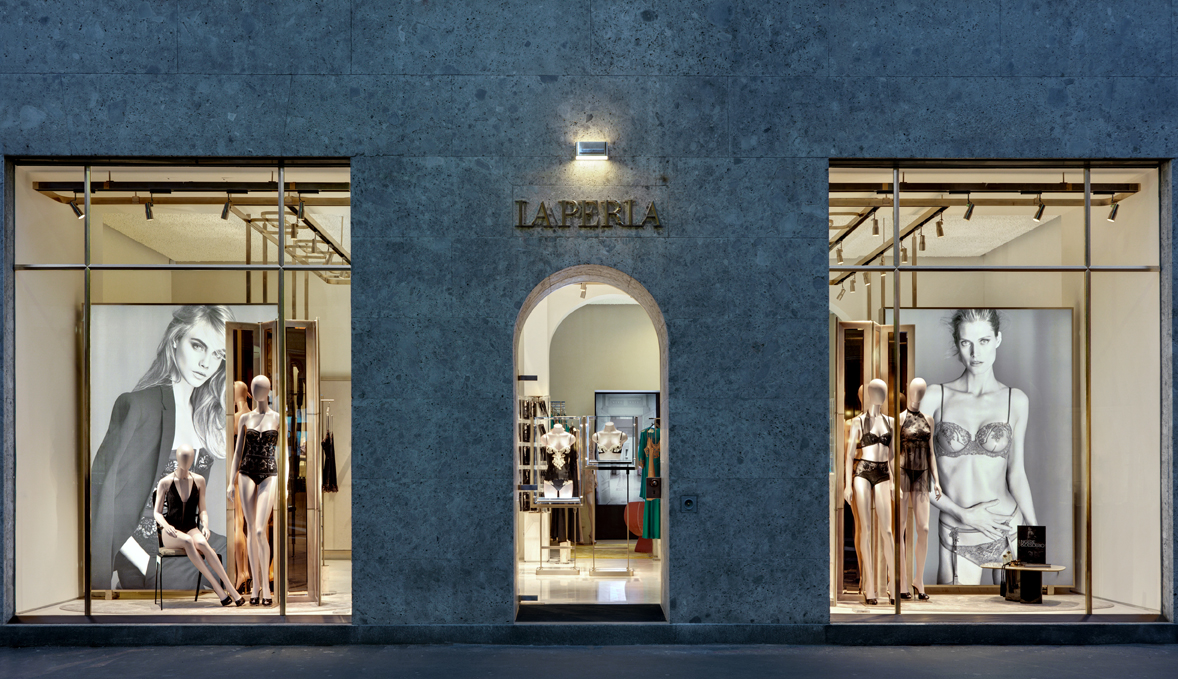 Boutique La Perla in via Montenapoleone a Milano