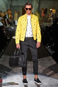 Un artista globetrotter per la sfilata DSQUARED2 collezione uomo p e 2015 modeyes