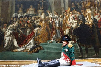 Napoleone (attore Vincent Nemeth) ammira perplesso le opere che lo celebrano (scena del film "FRANCOFONIA - Il Louvre sotto occupazione di Aleksandr Sokurov)