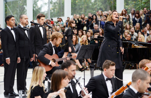 esibizione live della cantante Alison Moyet durante la sfilata Burberry a Londra