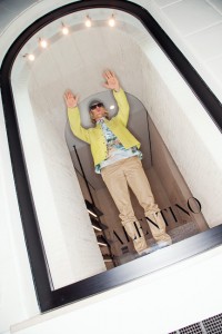 Hansel (Owen Wilson) Live appearance in the display windows at Valentino Rome.